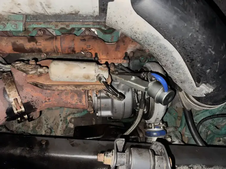 Turbina e escape de motor diesel